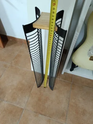 Estantería para CDs metal y madera. Mide 63 cm