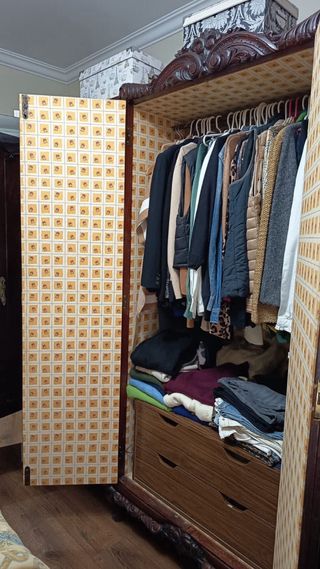 Guardaroba con 2 specchi e fodera in tessuto.