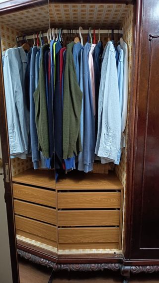 Guardaroba con 2 specchi e fodera in tessuto.