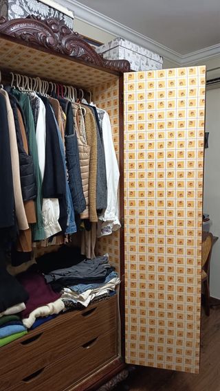 Guardaroba con 2 specchi e fodera in tessuto.