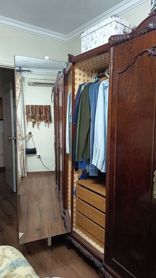 Guardaroba con 2 specchi e fodera in tessuto.