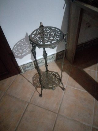 Mesita metal antigua