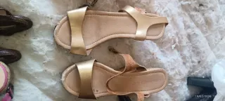 Sandalias doradas tacón alto