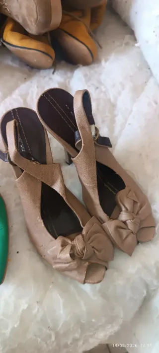 Sandalias doradas tacón alto