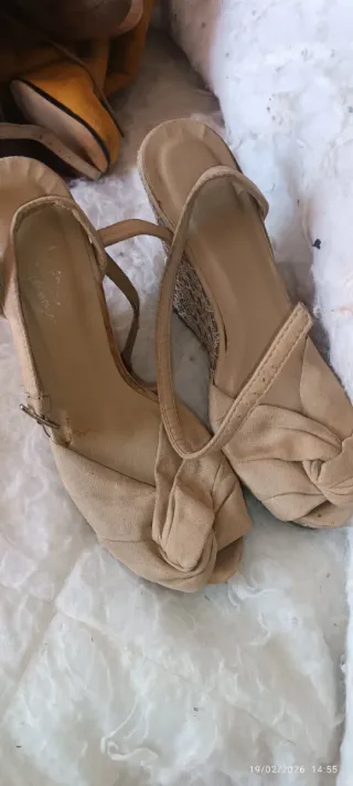 Sandalias doradas tacón alto