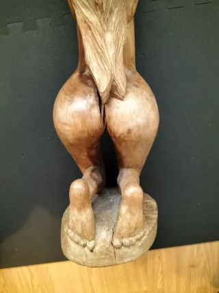 Figura de madera hecha a mano