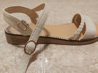 Sandalias planas mujer beige