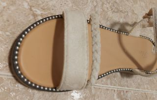 Sandalias planas mujer beige