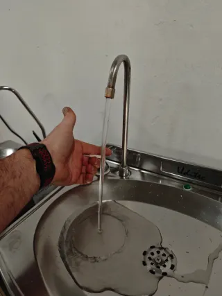 Fuente de agua ,toma red.