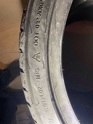 Neumático 275/35R20