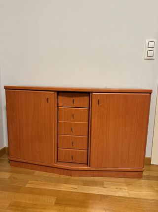 Mueble de madera marrón