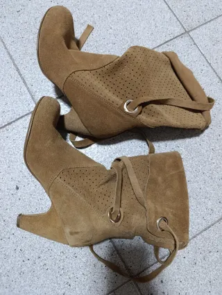 Stivaletti donna scamosciati con tacco