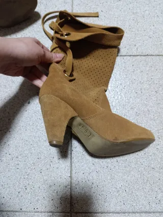 Stivaletti donna scamosciati con tacco