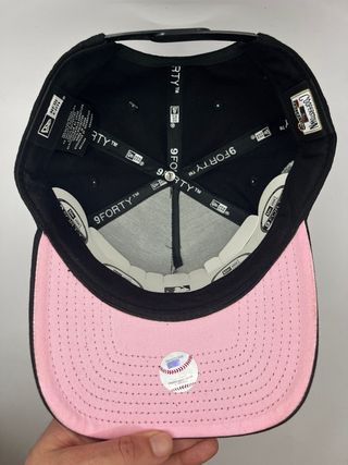 Gorra New Era 9Forty A Frame Negra y Rosa