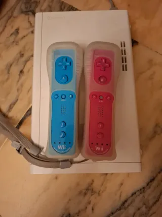 Nintendo Wii U Blanca con juegos y mandos Wii