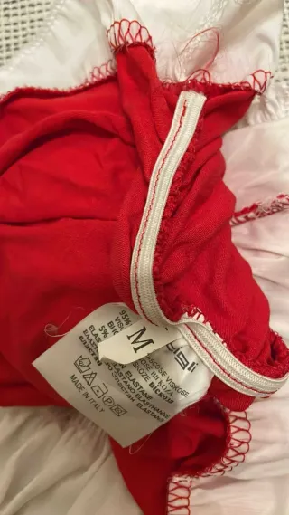 Top corto rosso con fiocco