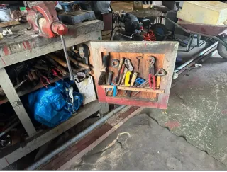 Banco de trabajo con armario de herramientas