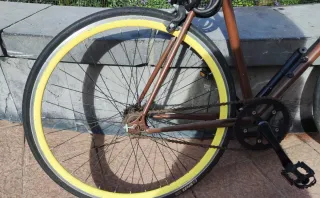 Bicicleta paseo fixie marrón ruedas amarillas