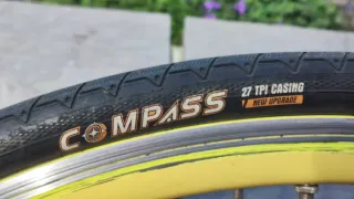 Bicicleta paseo fixie marrón ruedas amarillas