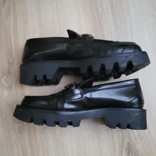 Mocasines Uterqüe negros con hebilla dorada