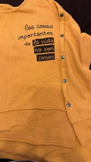 Sudadera color mostaza de la marca Estilo Retro