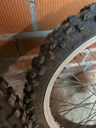 Ruedas de moto con tacos