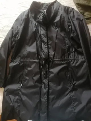 Chubasquero negro con cordones