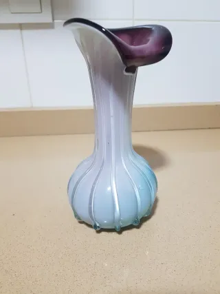 Jarrón de cristal morado y azul celeste
