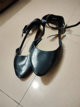 Zapatos azules de tacón bajo