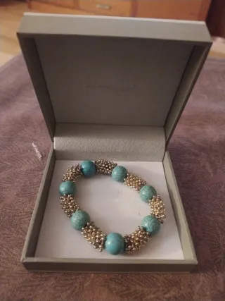 Pulsera de turquesas y detalles dorados