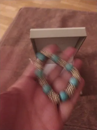 Pulsera de turquesas y detalles dorados