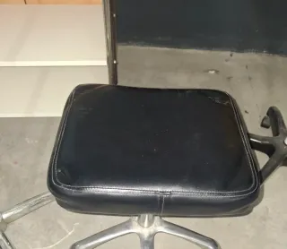 Taburete de peluquería negro