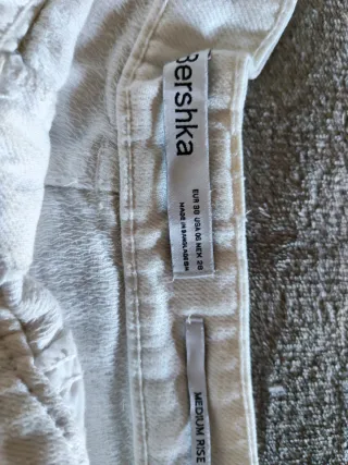 Pantalones cortos blancos desgastados