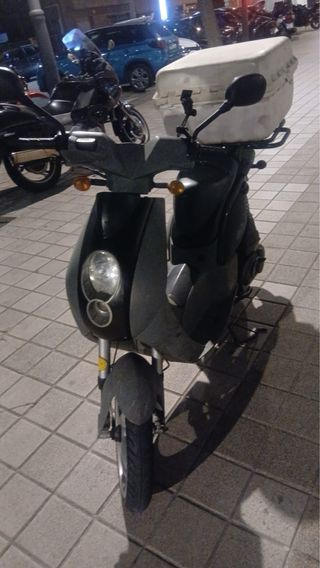 Peugeot 50 Scooter Gris y Blanco