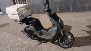 Peugeot 50 Scooter Gris y Blanco