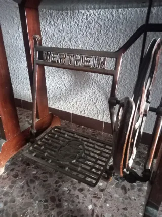 Máquina de coser Wertheim antigua