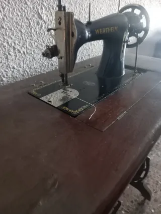 Máquina de coser Wertheim antigua