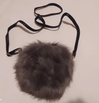 Bolso redondo peludo gris