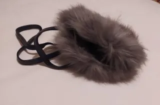 Bolso redondo peludo gris