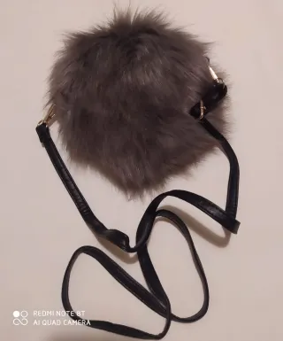 Bolso redondo peludo gris