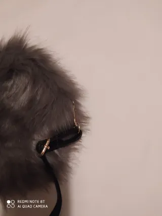 Bolso redondo peludo gris