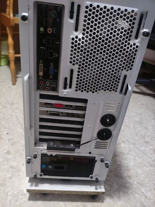 Pc gaming Ordenador torre sobre mesa pc