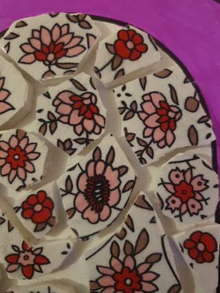 Figura Morada con Mosaico Floral