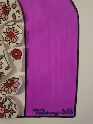 Figura Morada con Mosaico Floral