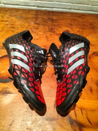 Botas de fútbol Adidas negras y rojas