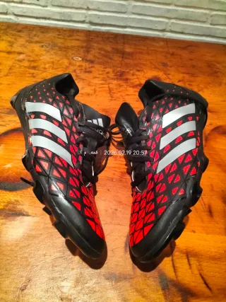 Botas de fútbol Adidas negras y rojas