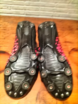 Botas de fútbol Adidas negras y rojas