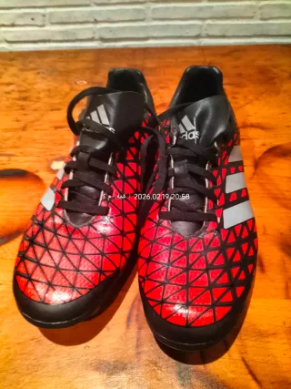Botas de fútbol Adidas negras y rojas