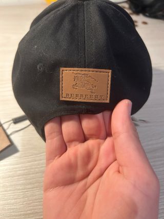Gorra Burberry Negra con Logo Ecuestre