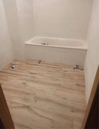 Suelo porcelánico imitación madera